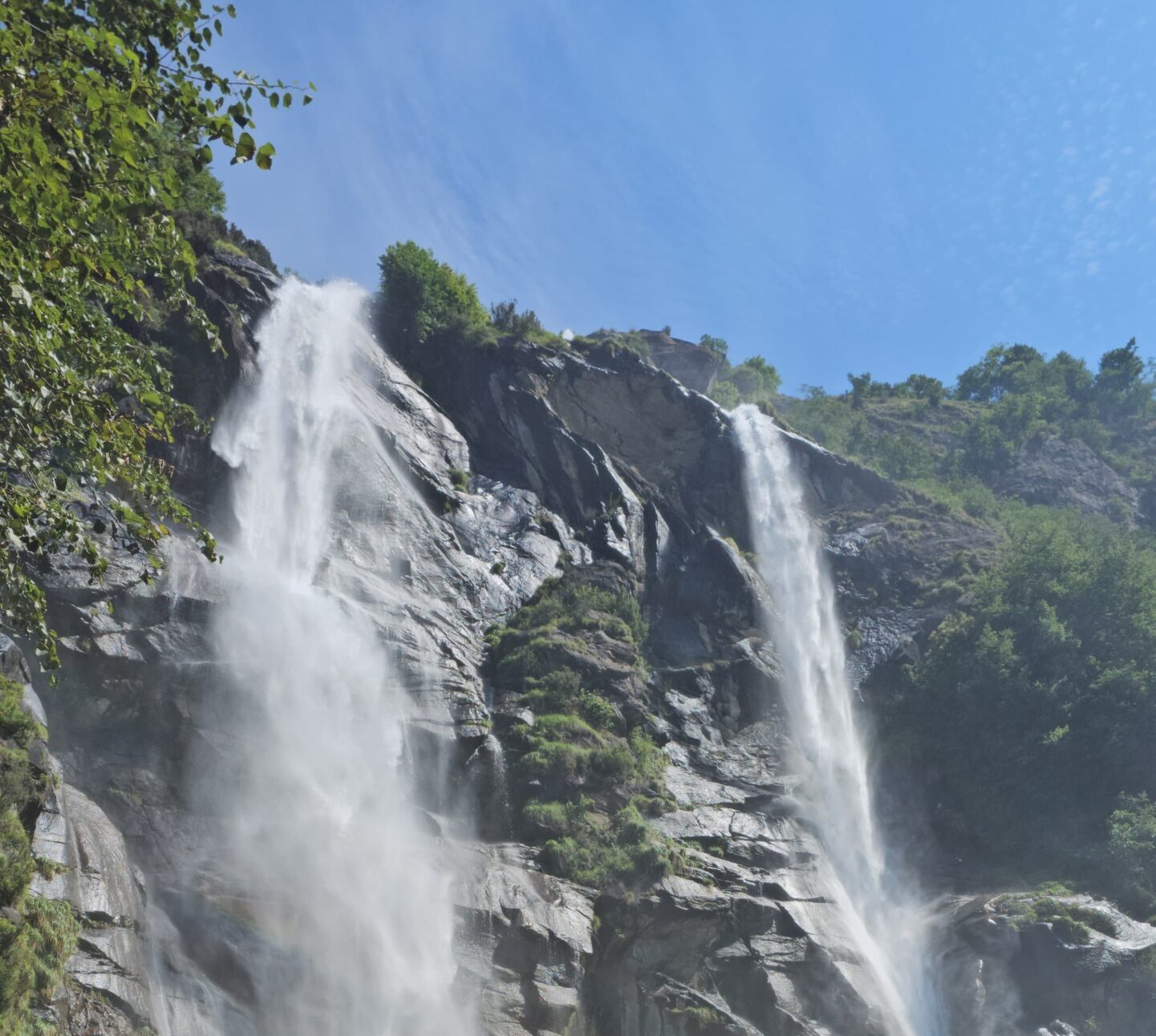 Ein Wasserfall, der durch seine Power das Wasser energetisiert und Leben in dein Trinkwasser bringt.